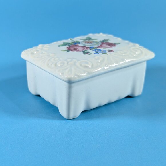 Floral porcelain trinket box, romantic jewelry storage box - Picture 4 of 7